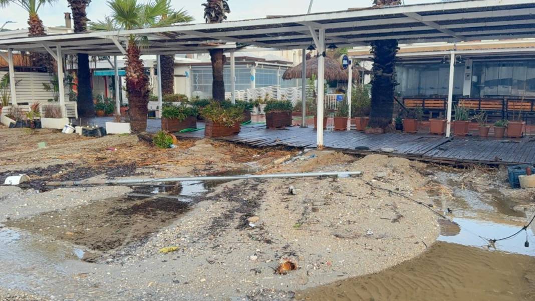 Gece saatlerinde başladı, sağanak yağış sele dönüştü! Sabahın ilk ışıklarıyla selin verdiği hasar ortaya çıktı 4